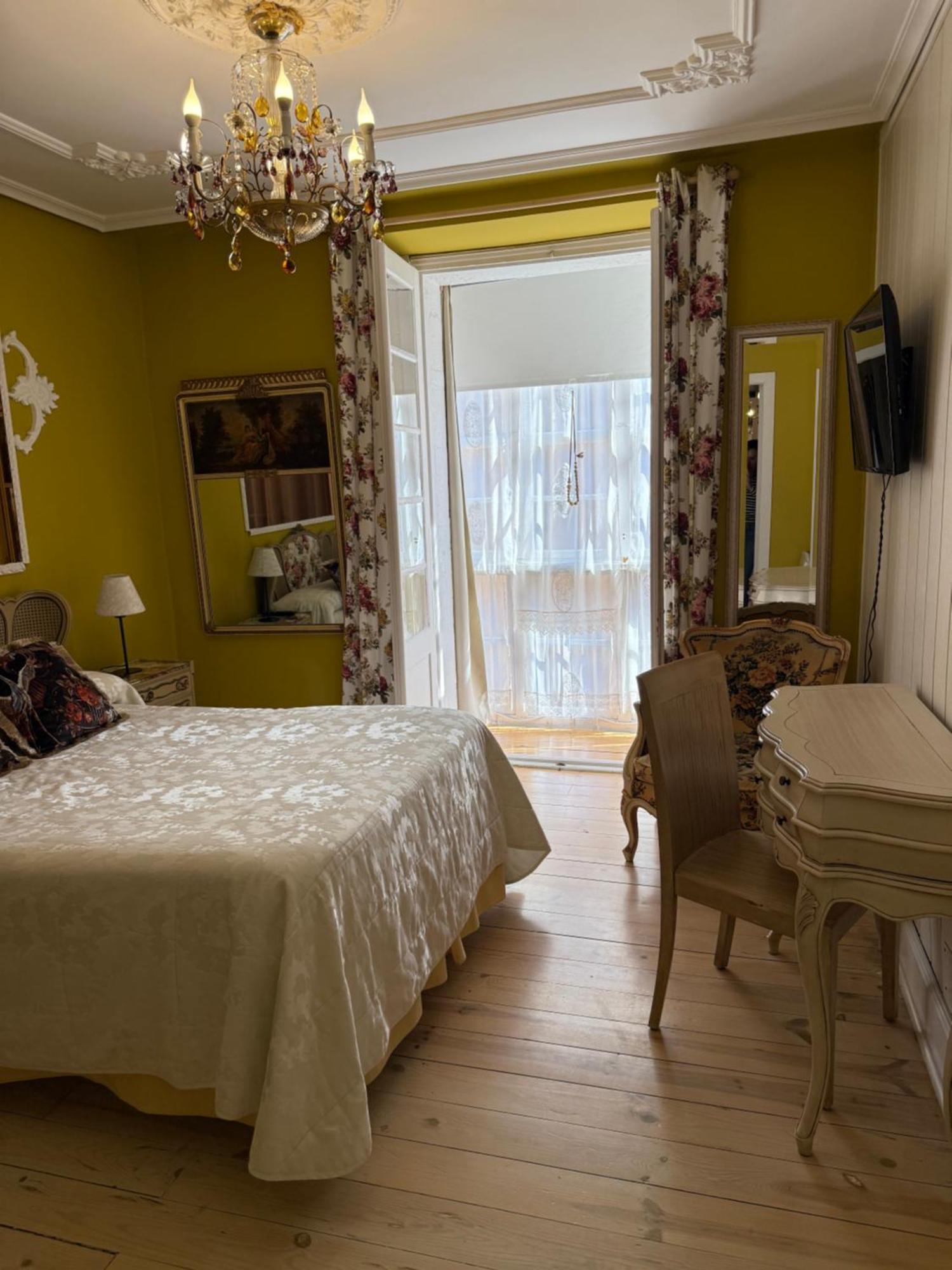 Hostal Boutique Puerta Del Sol Torrelavega Ngoại thất bức ảnh